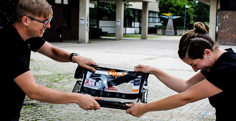 zwei Menschen ziehen an einer Bibbag-Tasche