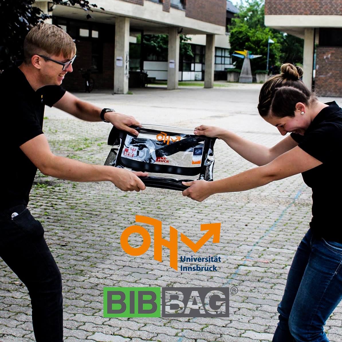 zwei Menschen ziehen an einer Tasche